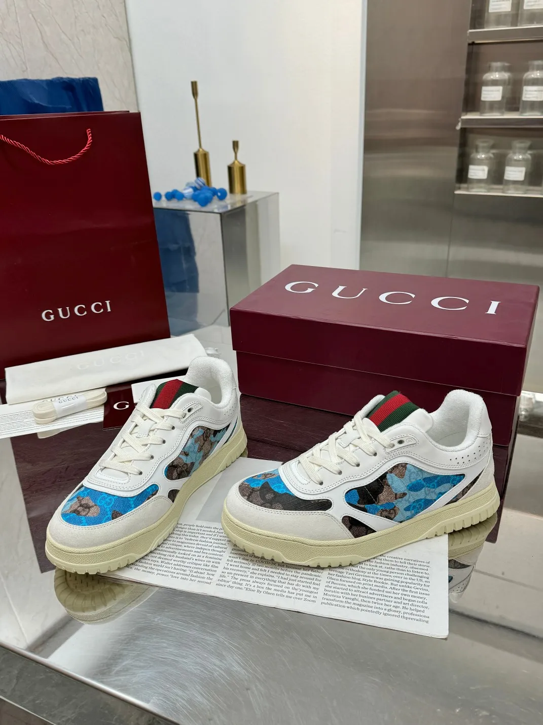 Men's Men's Shoes 💰640 Gucci Gucci's latest hot-selling series of high and low-top distressed couple sneakers are shipped. The originals are purchased, developed and manufactured. This high-low top sneaker adopts a basketball-style silhouette design, cleverly integrated with hollow panels and distressed effects, showing its unique ingenuity. The ingenuity incorporates brand logo details such as interlocking Double G styling accessories and Gucci lettering, a low-key tribute to the brand's design heritage.  ▪️ Fabric: Original customized imported first-layer cowhide ▪️ Lining: Sweat-absorbent and deodorant towel lining ▪️ Sole: Original molded TPU sole ▪️ Sole thickness: 3cm ▪️ Size: Male 39-46 (Male 38 46 customized)